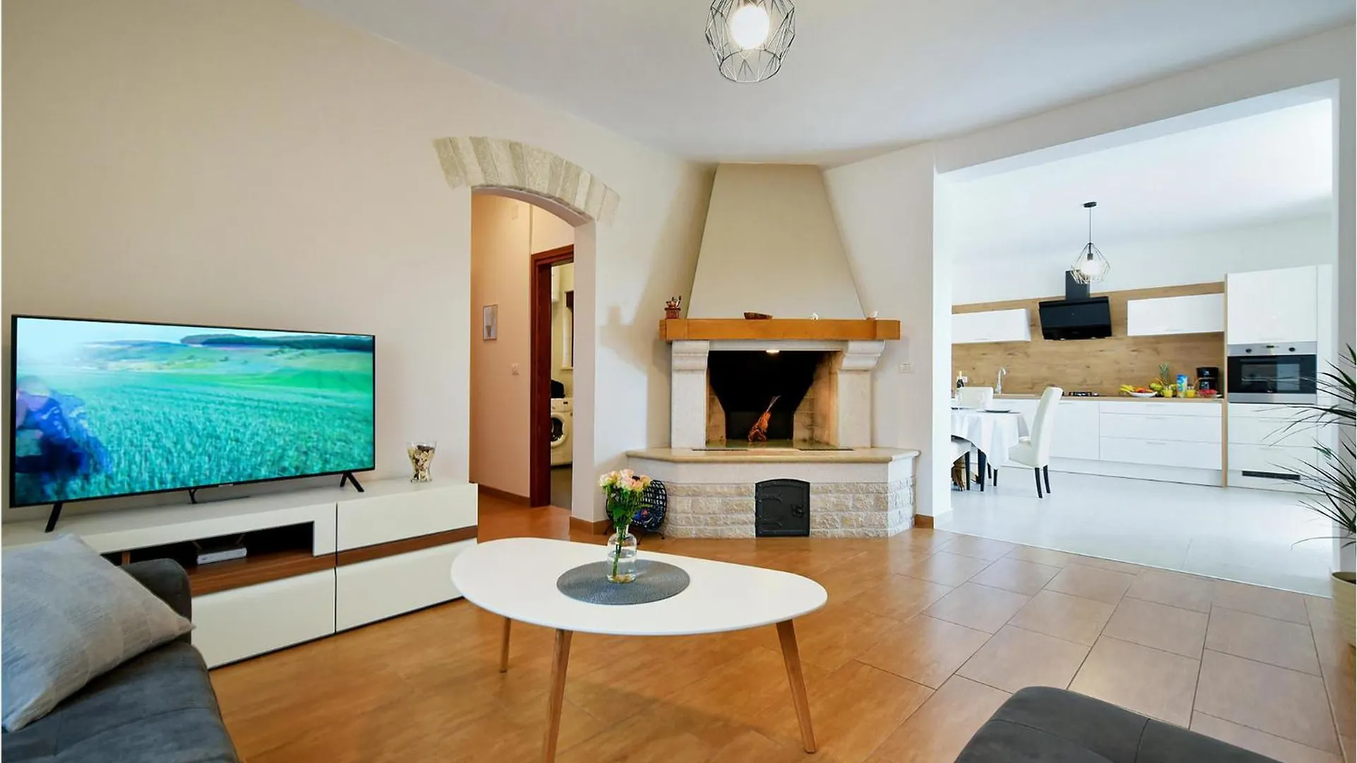 Awesome Home In Galižana Prázdninový dům