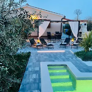 Ferienhaus House Tesser With Pool, Galižana