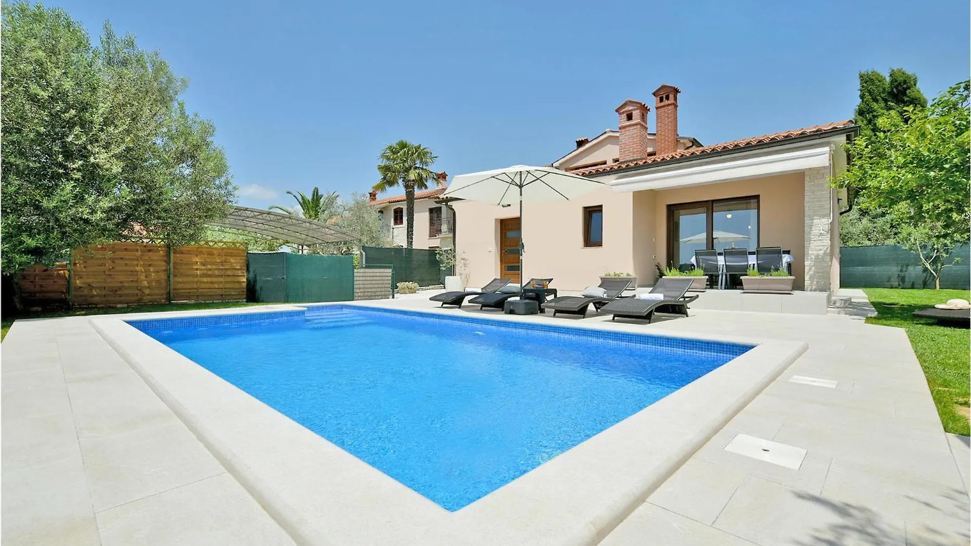 Awesome Home In Galizana